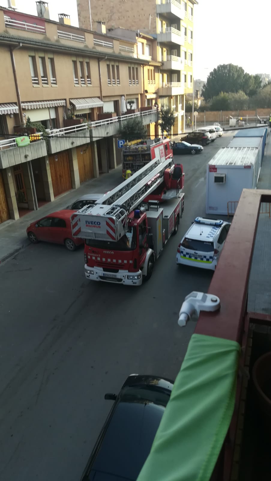 Un dels vehicles de bombers desplaçats al carrer Canigó