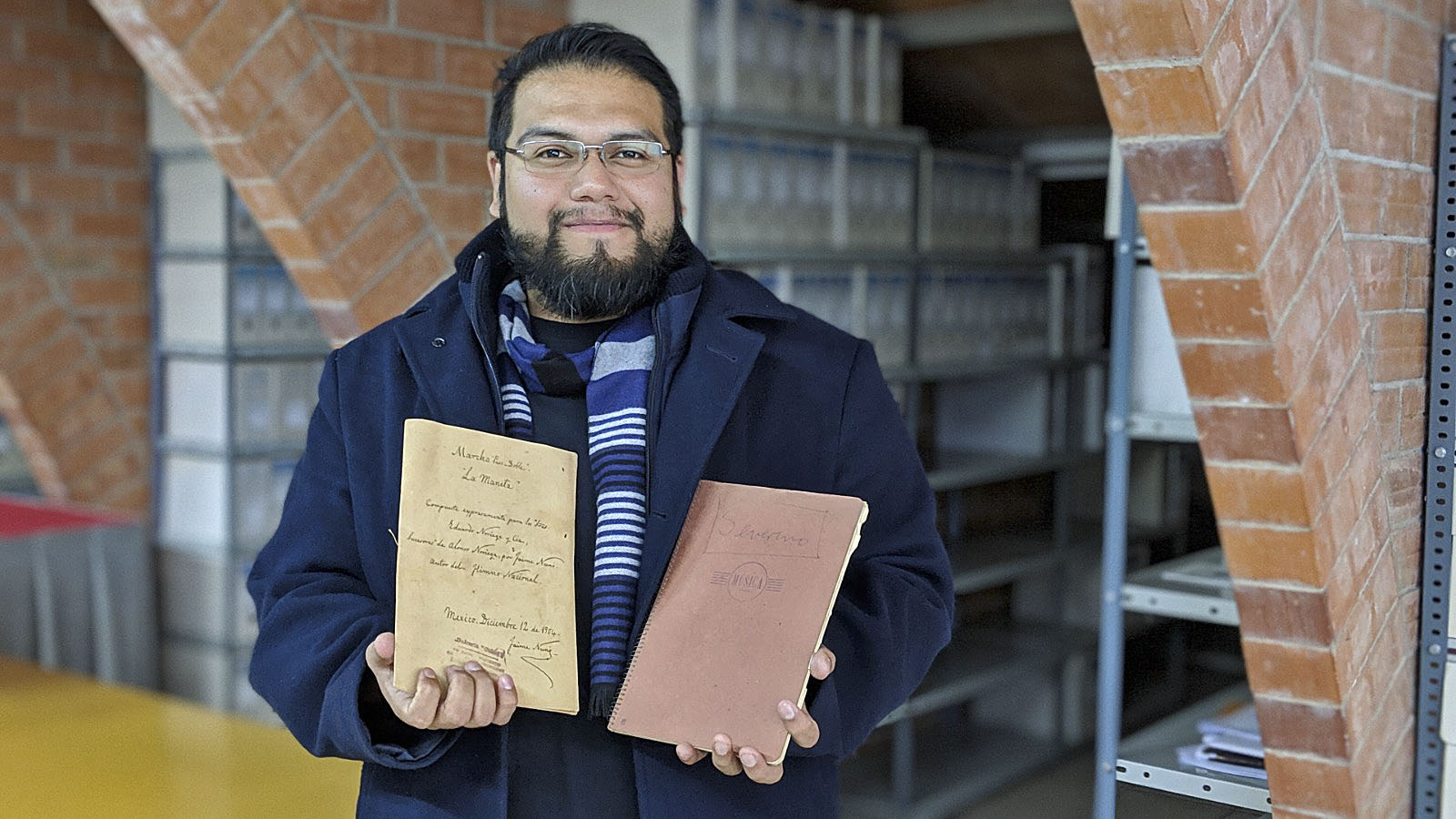 Emmanuel Pool a l'arxiu de Sant Joan amb el llibret de Severino i la partitura de Nunó que va portar de Mèxic