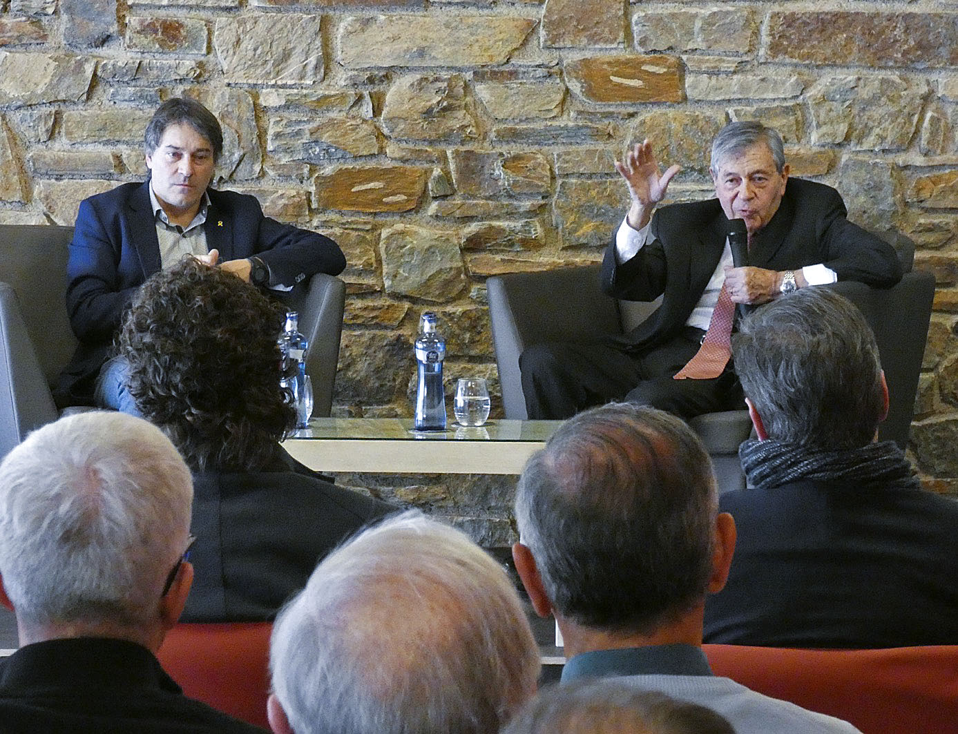 Pedro Nueno, a la dreta, v aser presentat per l'alcalde de Ripoll Jordi Munell