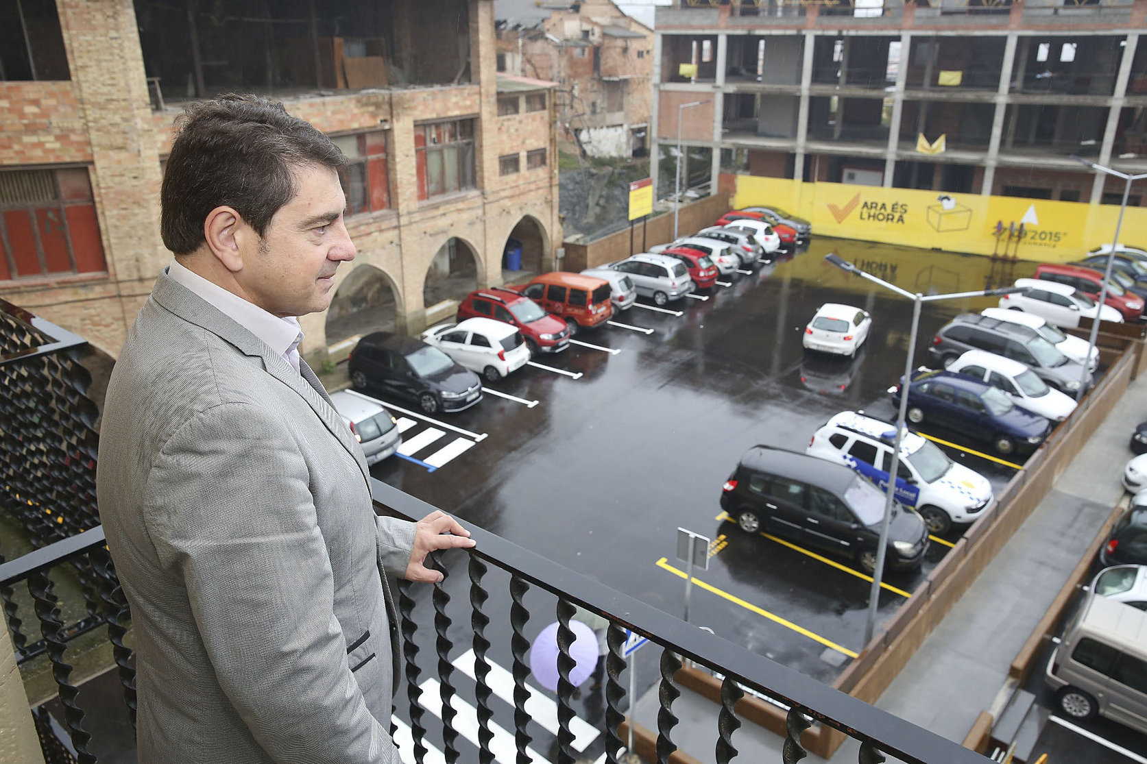 Josep Salom, al balcó de l'Ajuntament. Davant els pisos aturats des de fa 10 anys que s'activaran amb aquesta operació