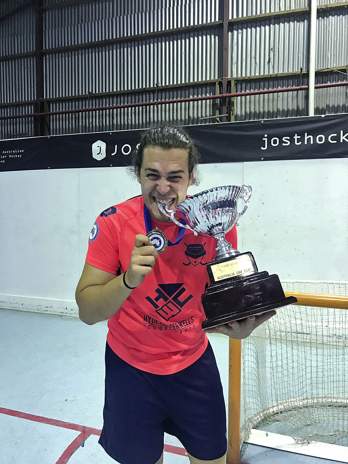 Muñoz amb la medalla i la Copa d’Austràlia que va aconseguir amb el seu equip, el Melbourne Roller Hockey Club