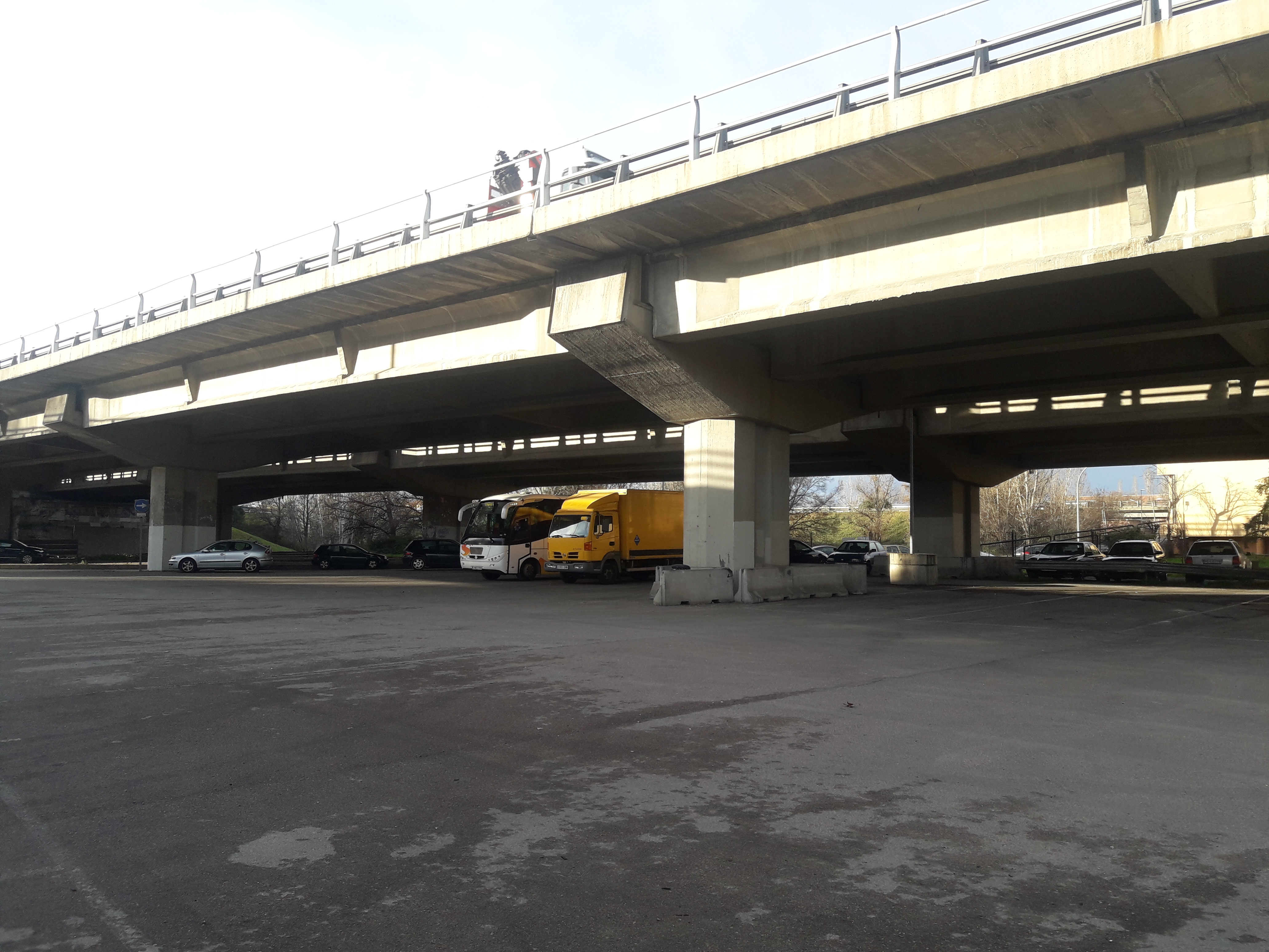 L'aparcament de camions a sota de l'autopista AP-7