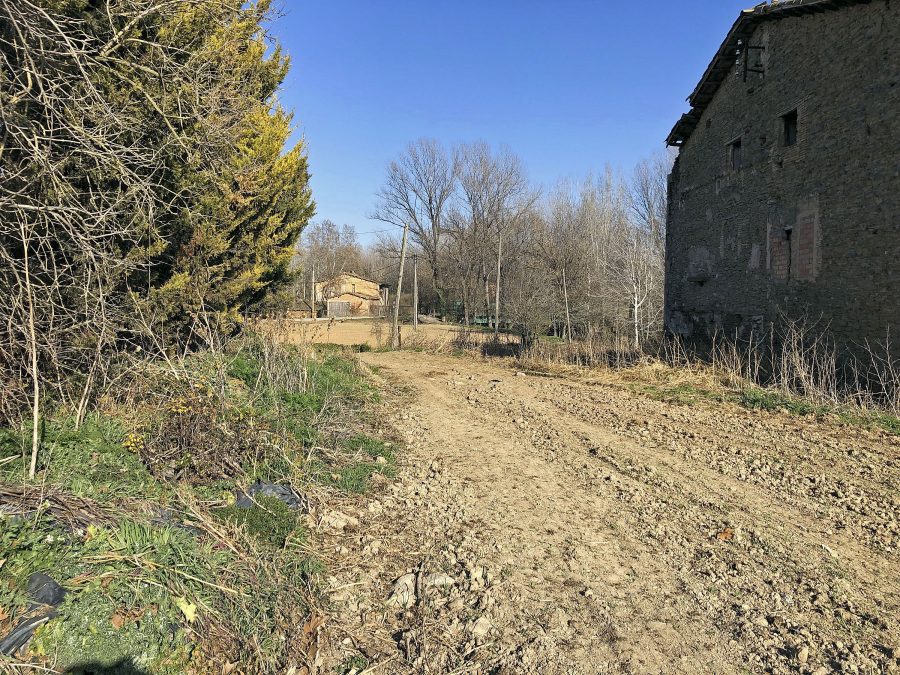 En primer terme el lloc on va ser trobat el cadàver, al costat d’una casa abandonada. Al fons, el pont de Ferro