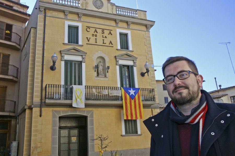 Jordi Casals davant de l'Ajuntament de Torelló