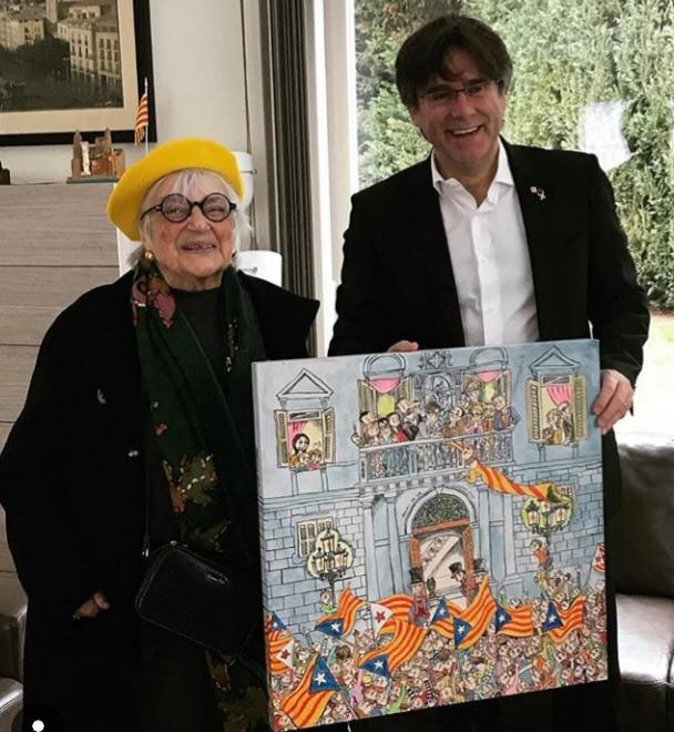 Piarin Bayés amb el quadre que ha regalat a president Puigdemont