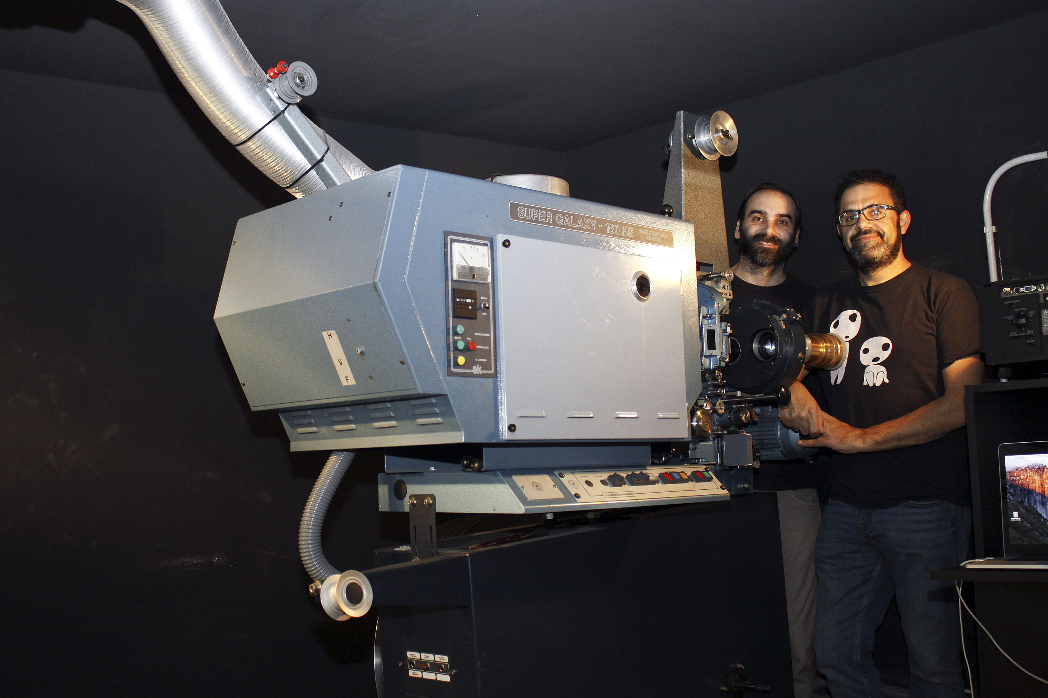 Txevi Rovira, del Consell Comarcal d’Osona, i Quim Crusellas, del Cineclub Vic, amb el projector de cinema de l’ETC de Vic