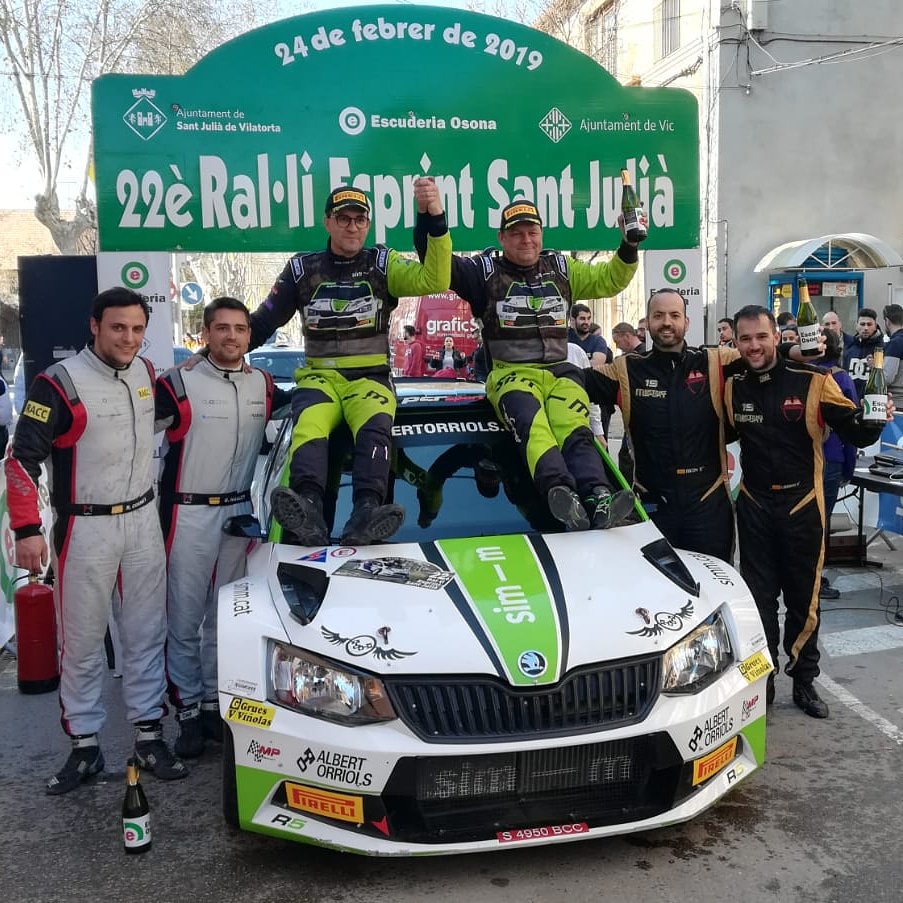Lluís Pujolar i Albert Orriols dalt del cotxe guanyador, amb els altres ocupants del podi