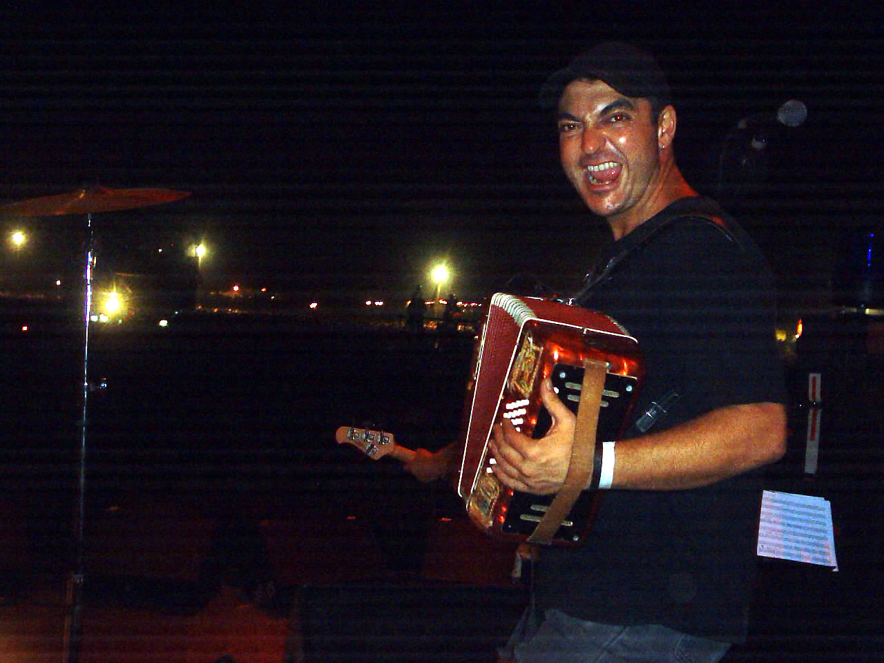 Pere Enguix 'Petete', durant al gira que va fer amb Manu Chao l'any 2003 / Foto: trombon.wordpress.com
