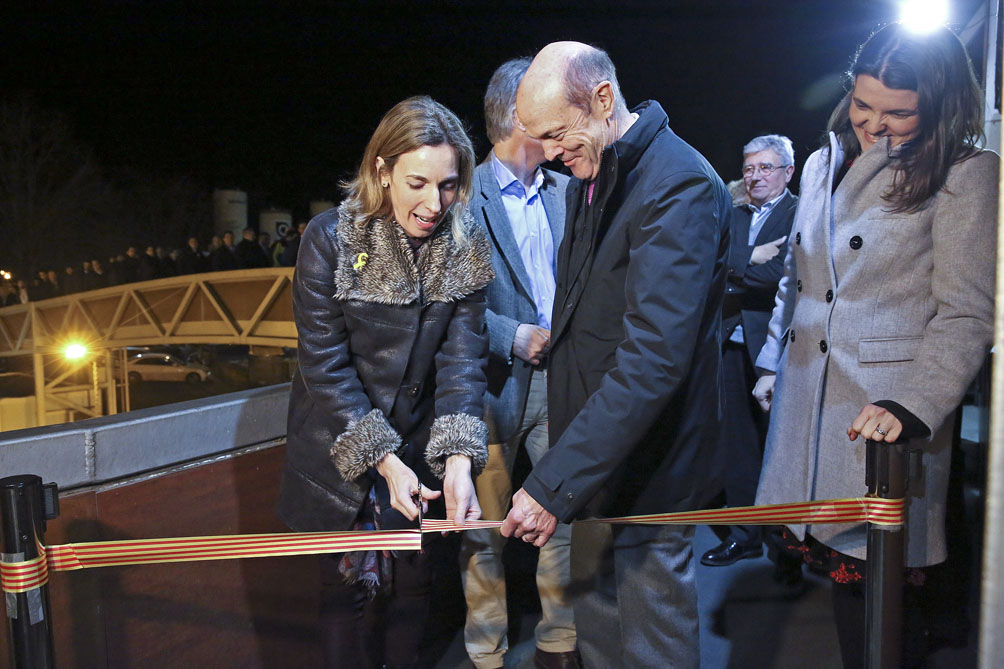 La consellera Chacón i el president de la Farga Oriol Guixà tallant la cinta davant la mirada de la directora general Inka Guixà