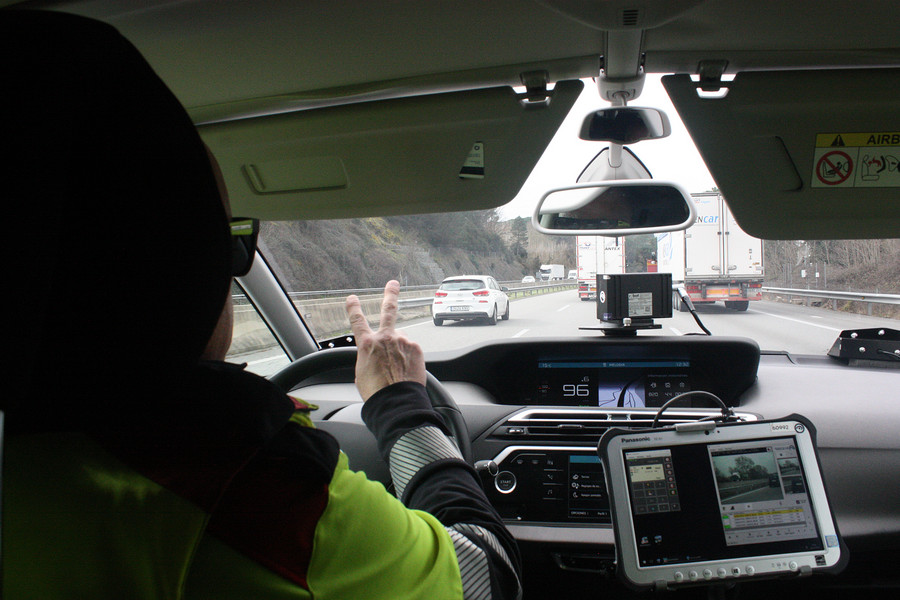 Els Mossos fan controls de velocitat amb vehicles policials en marxa