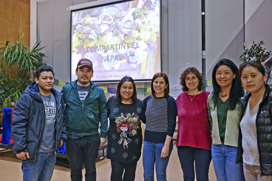 Representants de la comunitat nepalesa a Taradell acompanyats d'Eva Leucó i Marta Corominas, al centre de la fotografia