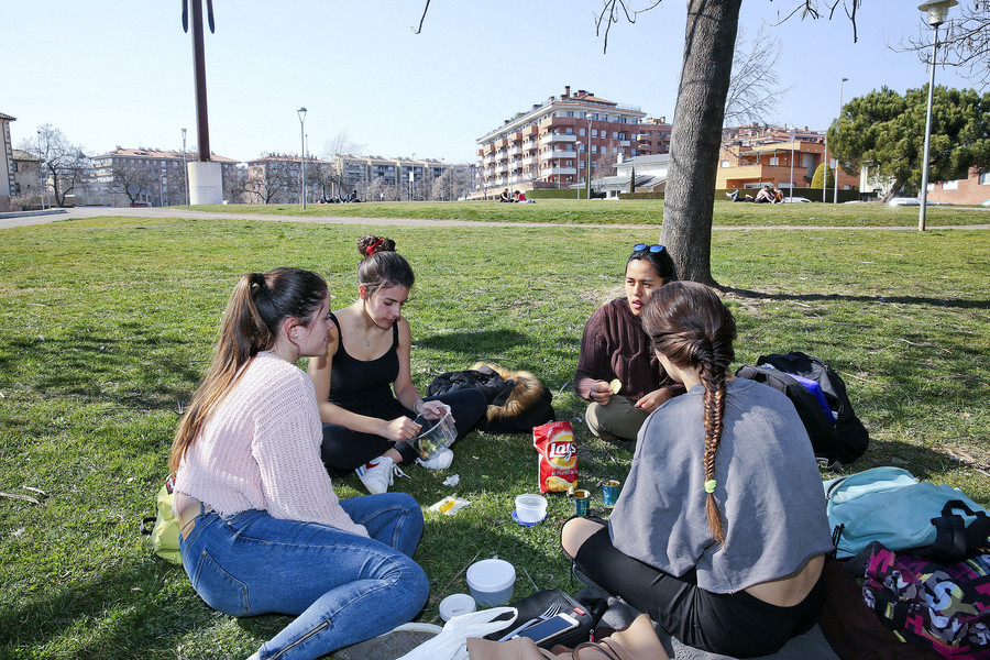 Estudiants de la UVic dinant sobre la gespa del Parc dels Estudis, el 28 de febrer
