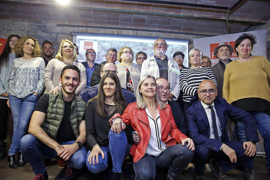 Marta Moreta i Miquel Iceta, al centre de la foto, ajupits, amb els integrants de la llista del PSC
