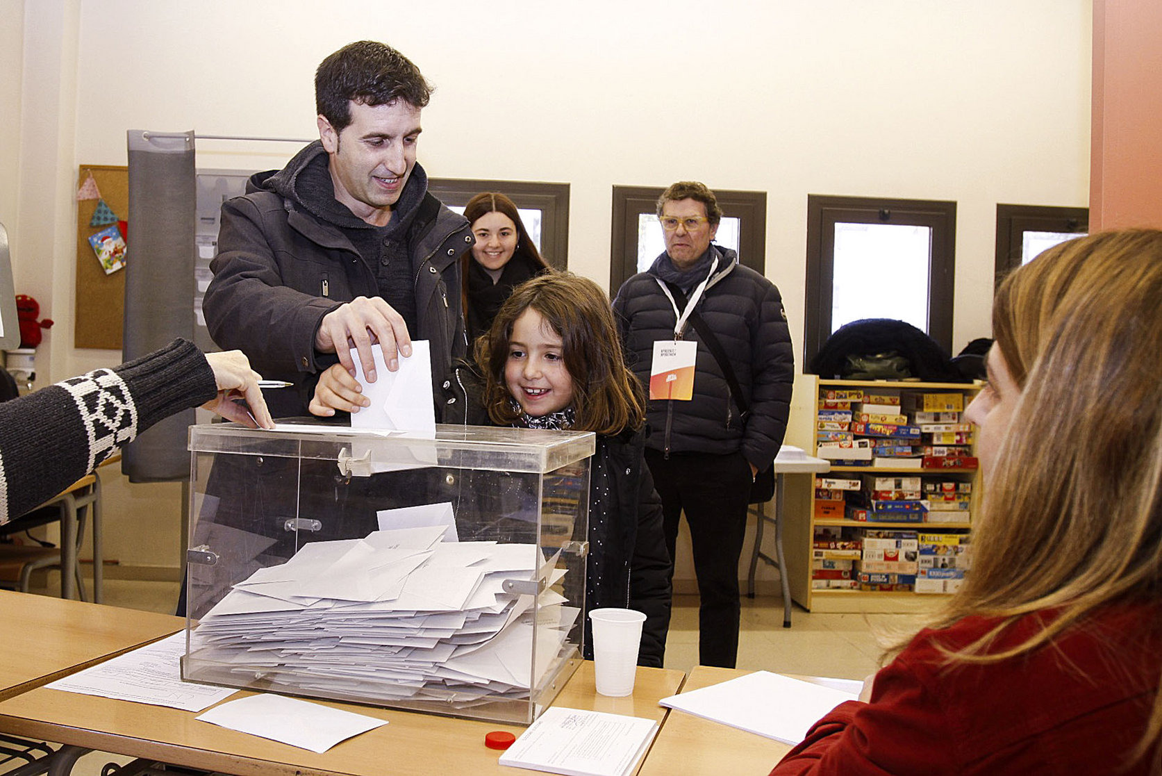Marc Parés, votant a l’escola Estel acompanyat per la seva filla. Ho va fer a la mesa on hi havia Marta Pascal