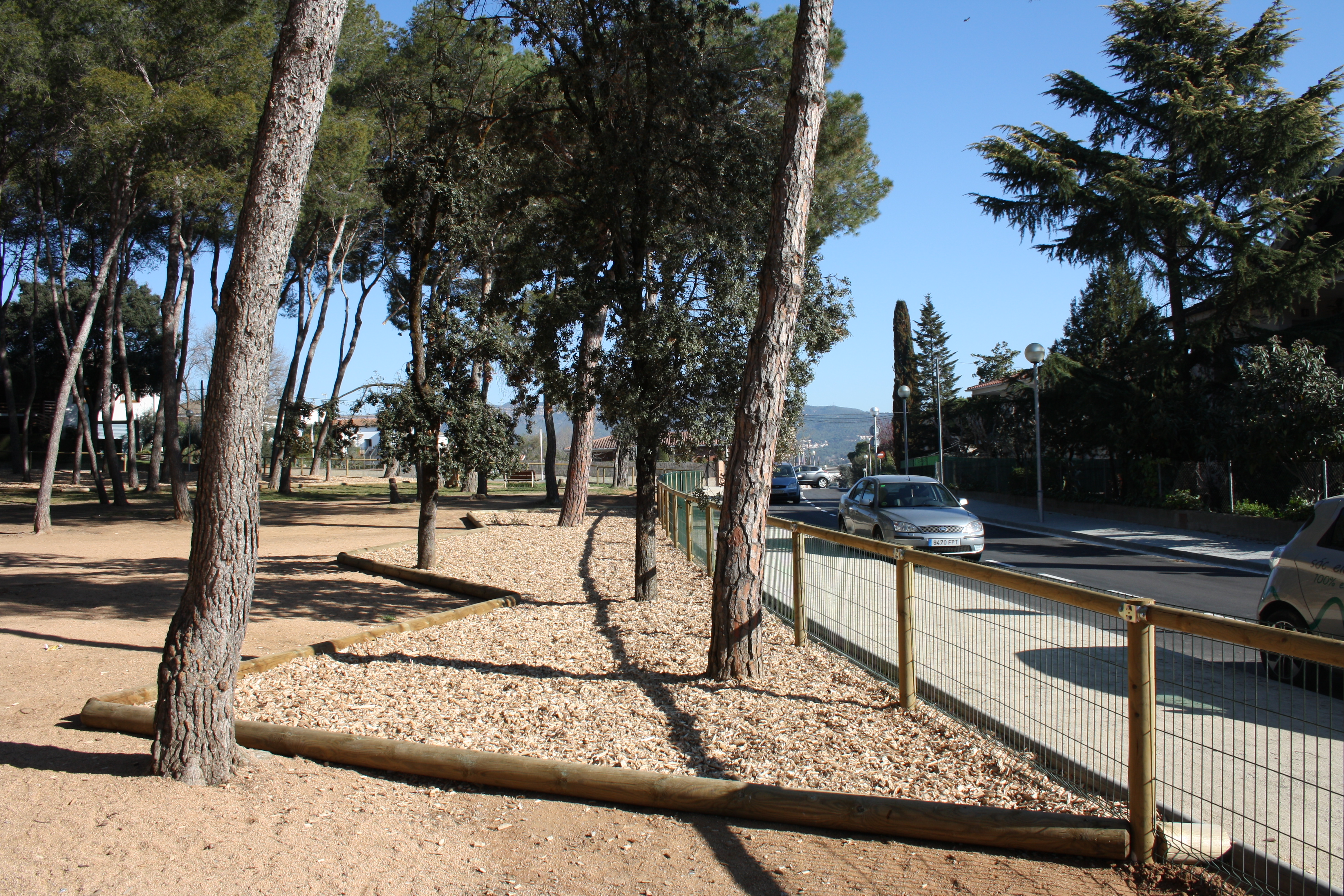La millora del sòl del bosc de l'escola Ronçana s'ha completat