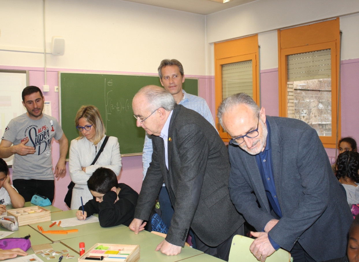 El conseller Bargalló i l'alcalde Monràs durant la visita a l'escola Joan Salvat-Papasseit