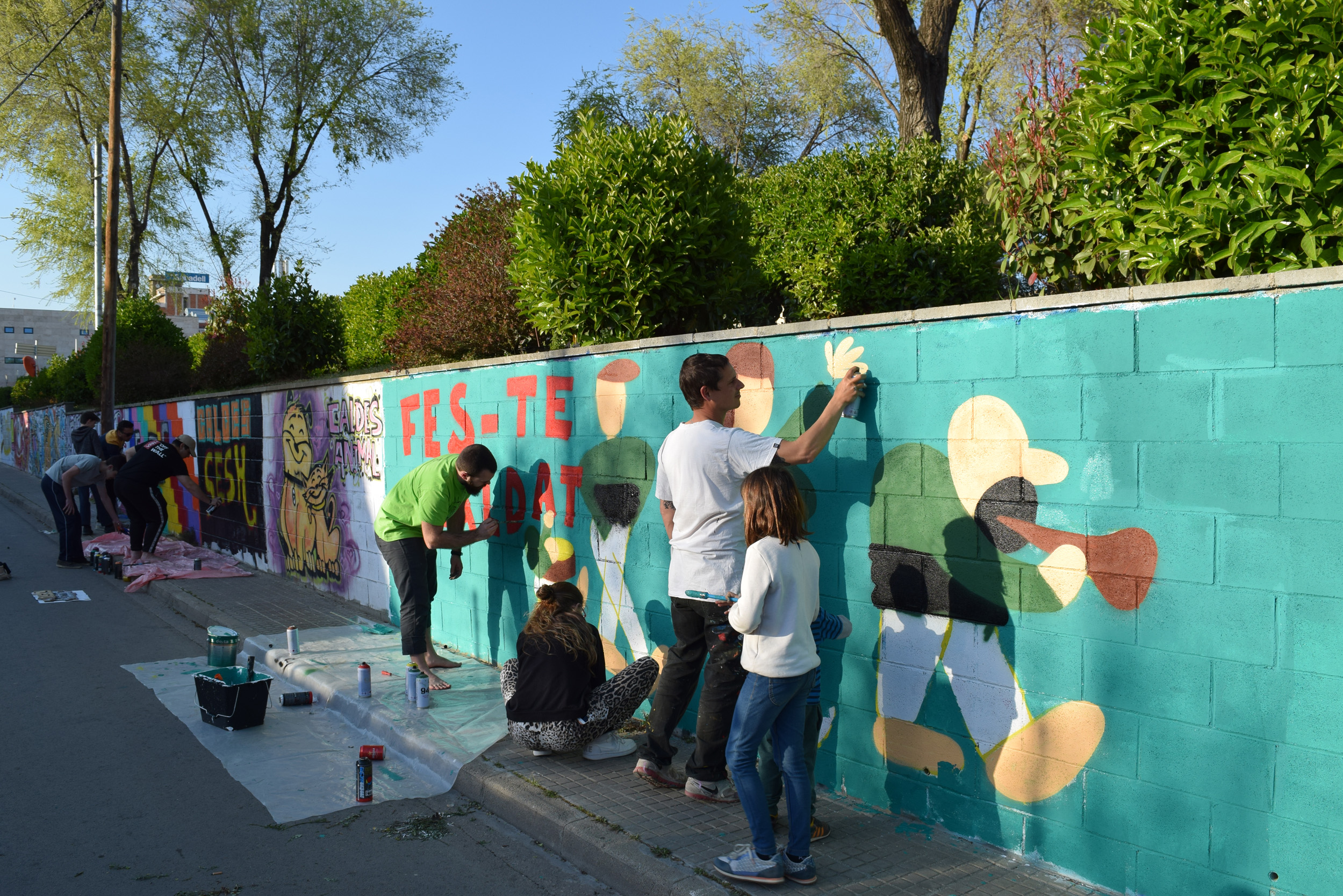 Persones d'entitats diverses van participar en la pintada del mur