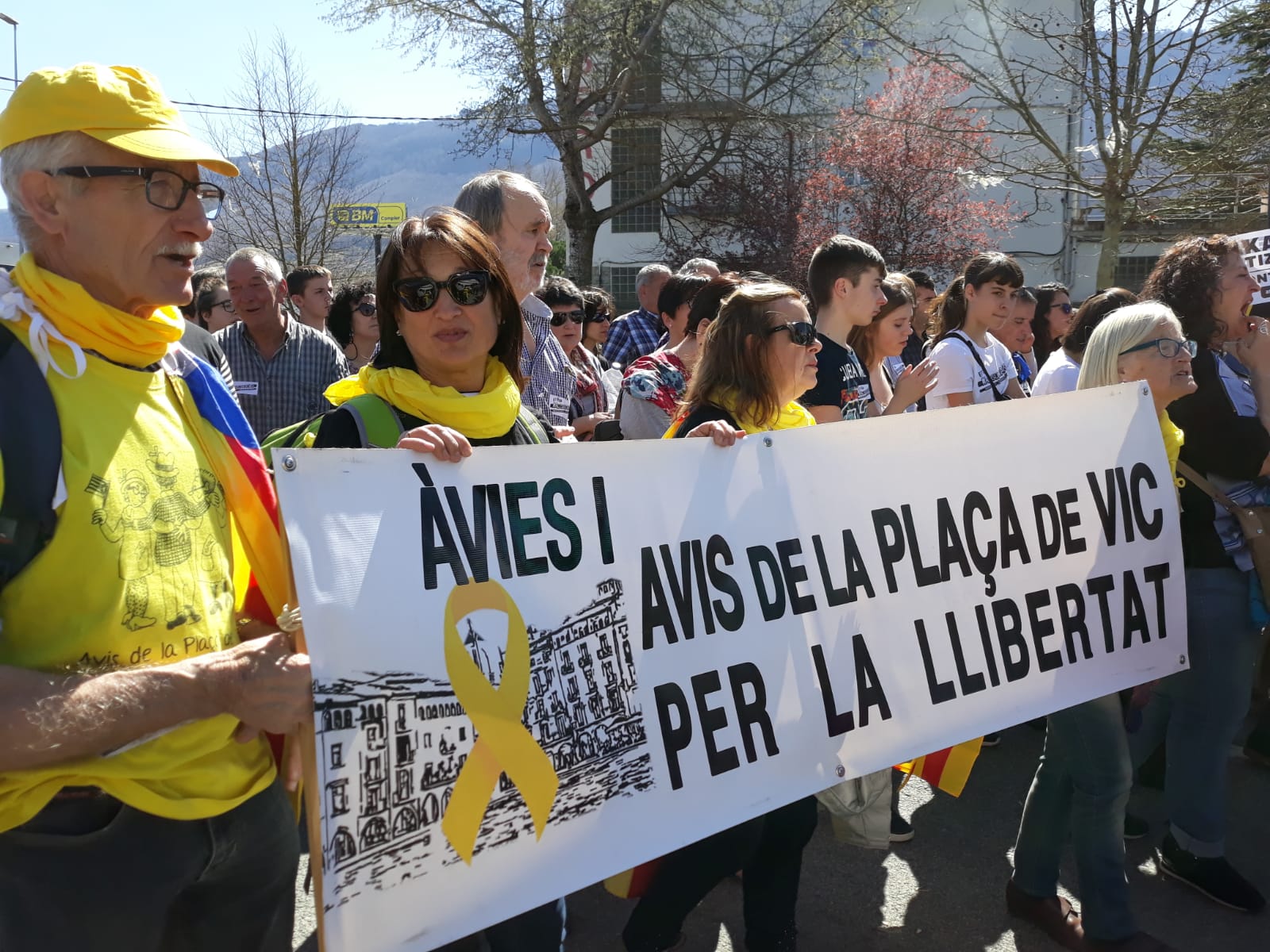 Les àvies i avis de la plaça de Vic, amb la pancarta