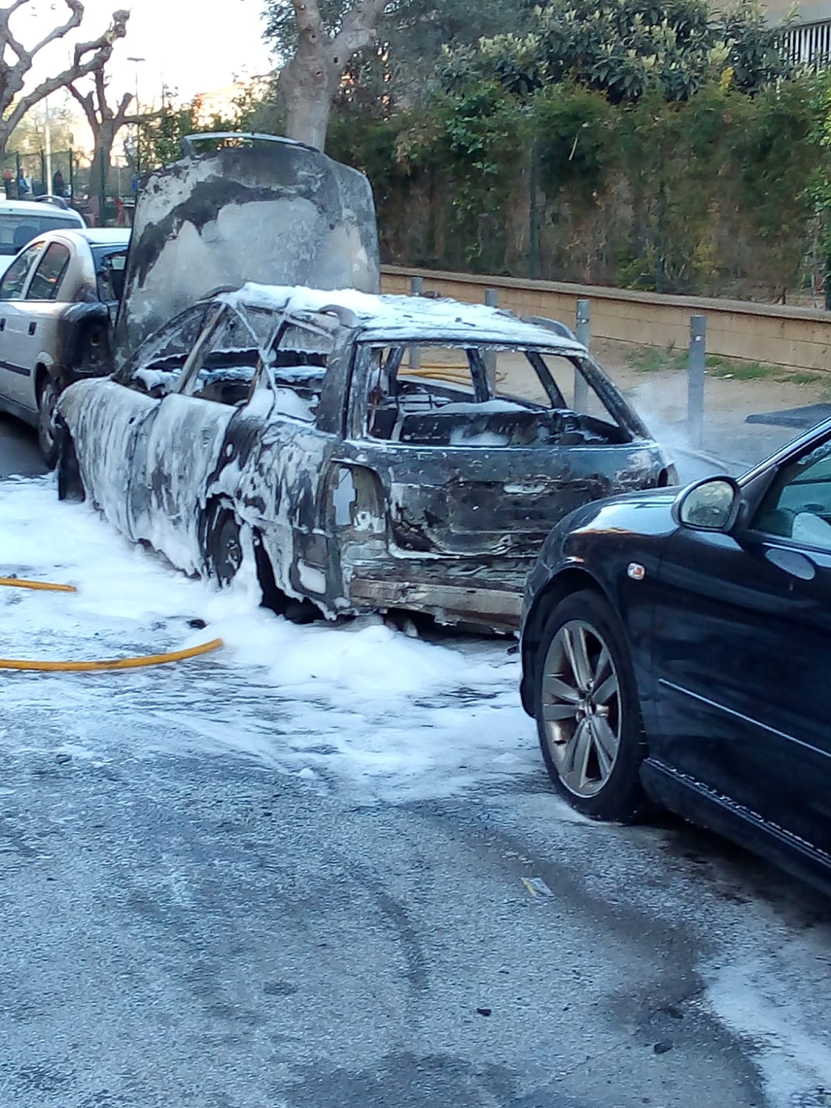 El vehicle cremat després de l'actuació dels Bombers