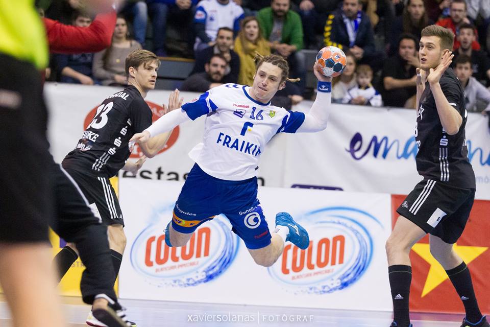 Oswaldo Maestro, autor de sis gols aquest dissabte, en una acció del partit d'anada de la fase de grups davant el Kiel