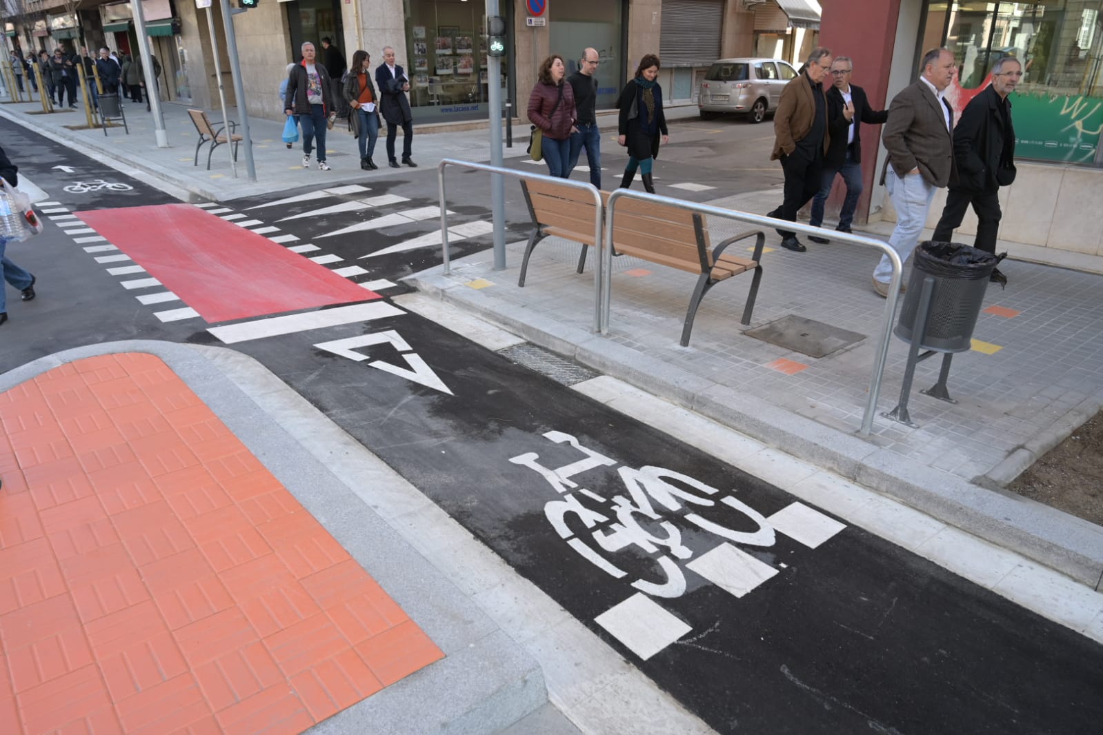 El tram reformat del carrer Girona incorpora un carril bici segregat