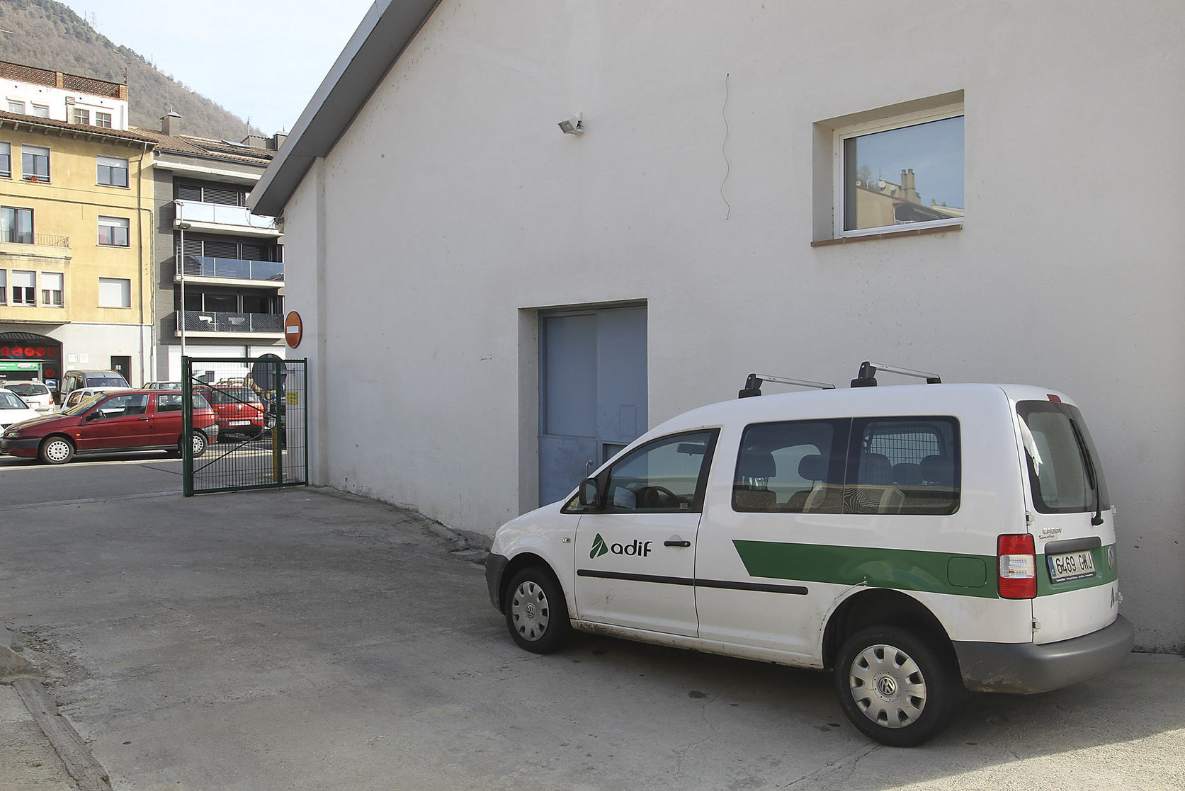La base d’Adif es troba al costat de l’aparcament de l’estació de Ripoll