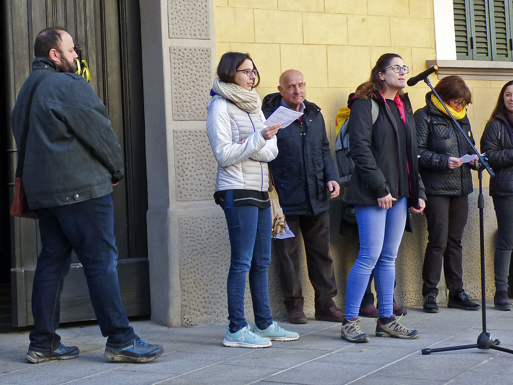 Neus Codina, amb jaqueta blanca, el 21 de febrer en la lectura d'un manifest amb motiu de la vaga del 21 de febrer