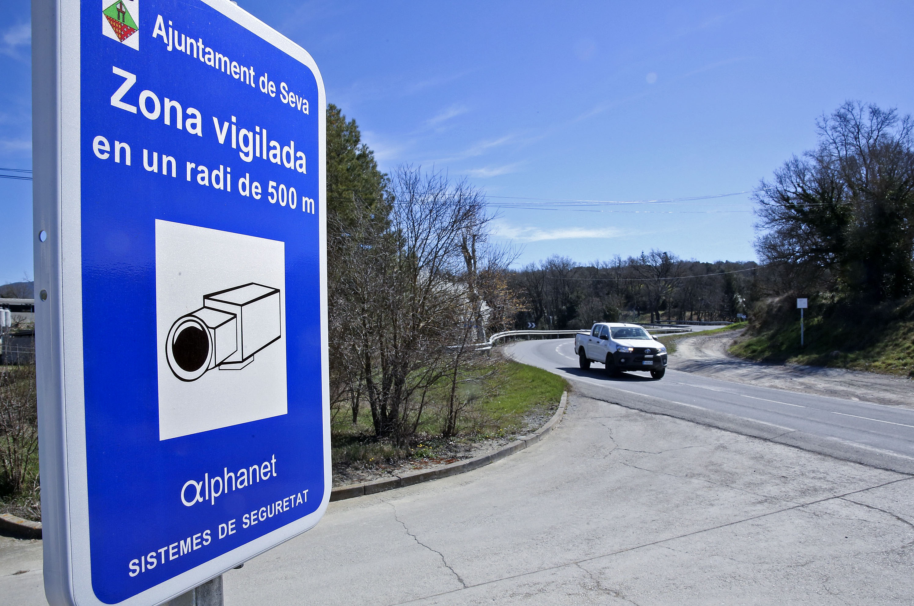 Rètol que adverteix de les càmeres a l’entrada de Seva. Llegeixen les matrícules i es creuen amb les dades dels Mossos