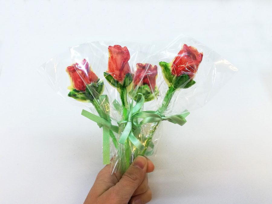 Una mostra de les roses solidàries de Sant Tomàs