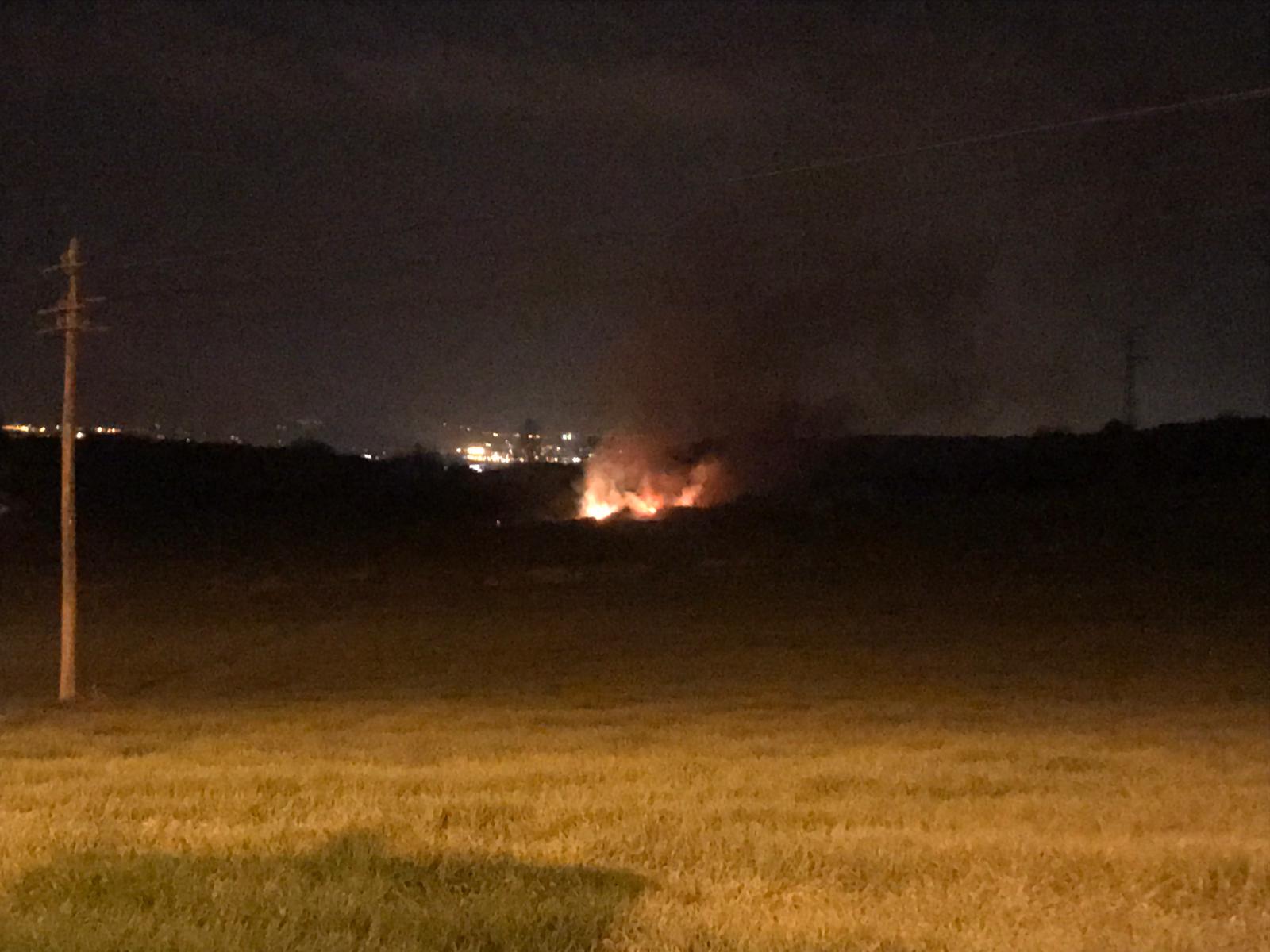 Les flames al marge de la carretera BV-5224 a l'entrada de Torelló
