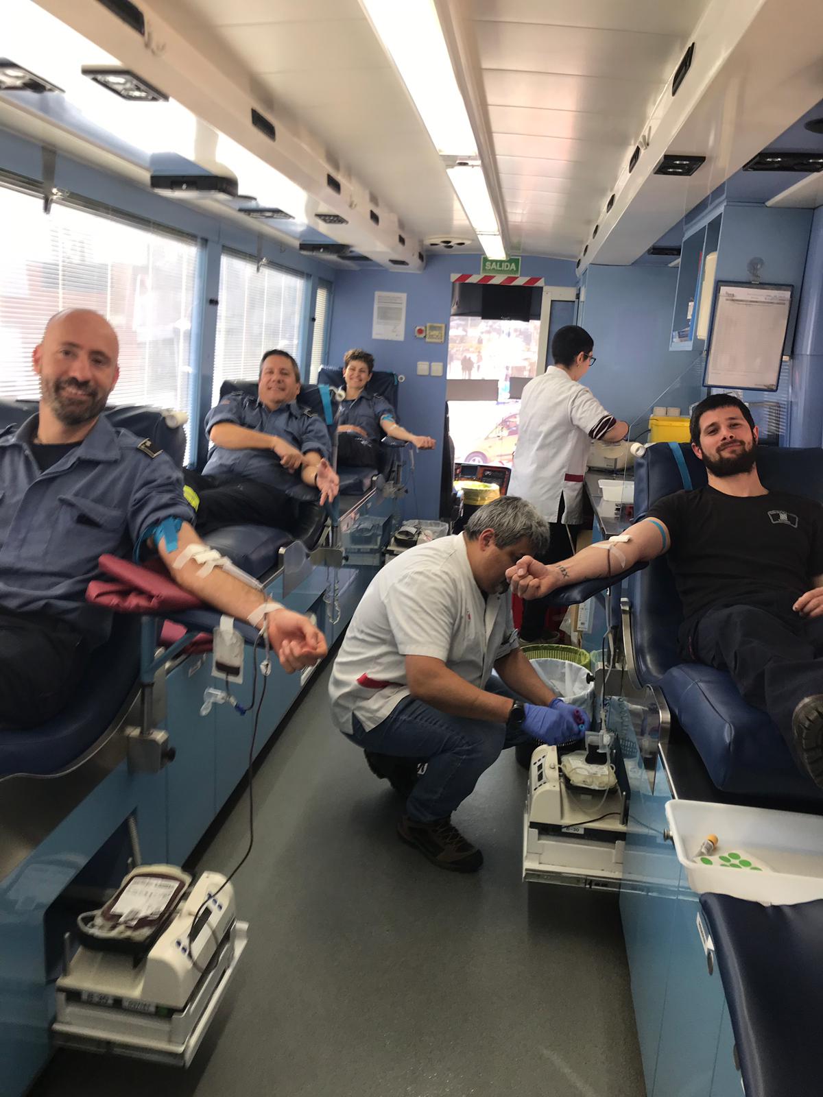 Bombers voluntaris de Caldes fent la donació de sang