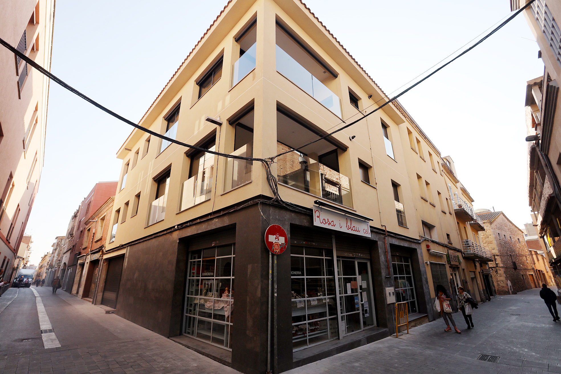 Unes antigues oficines reconvertides en habitatge al carrer Nou