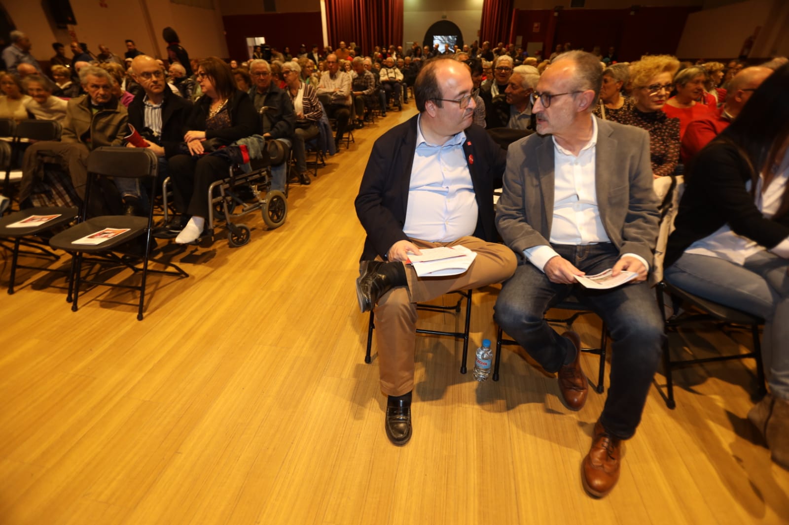 Iceta parla amb Monràs abans de l'inici de l'acte