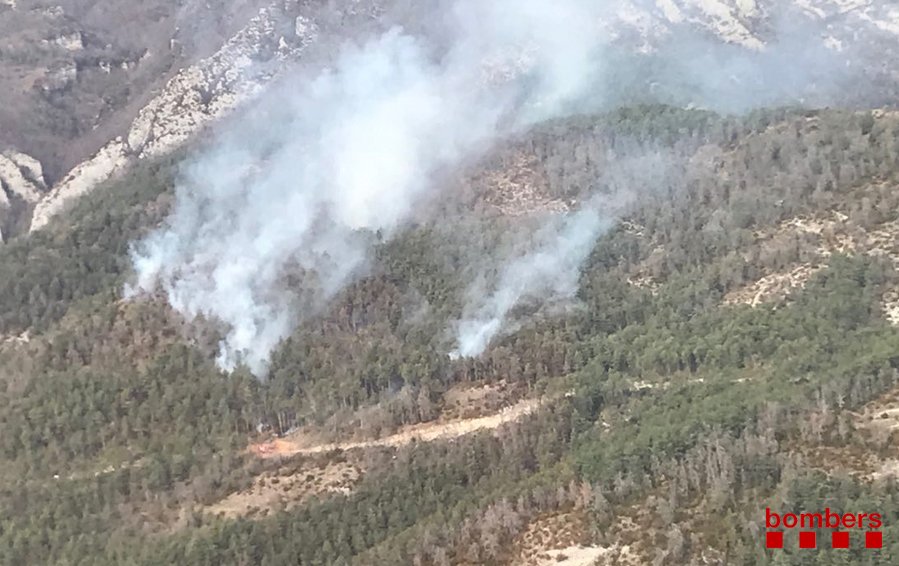Vista aèria de l'incendi a la zona del camí de Saltor