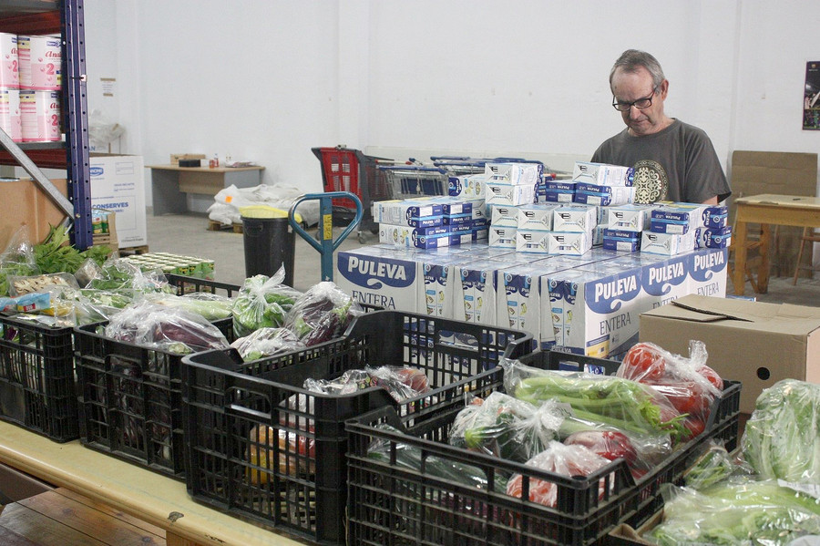 Un voluntari del Xiprer, al magatzem d'aliments de l'entitat