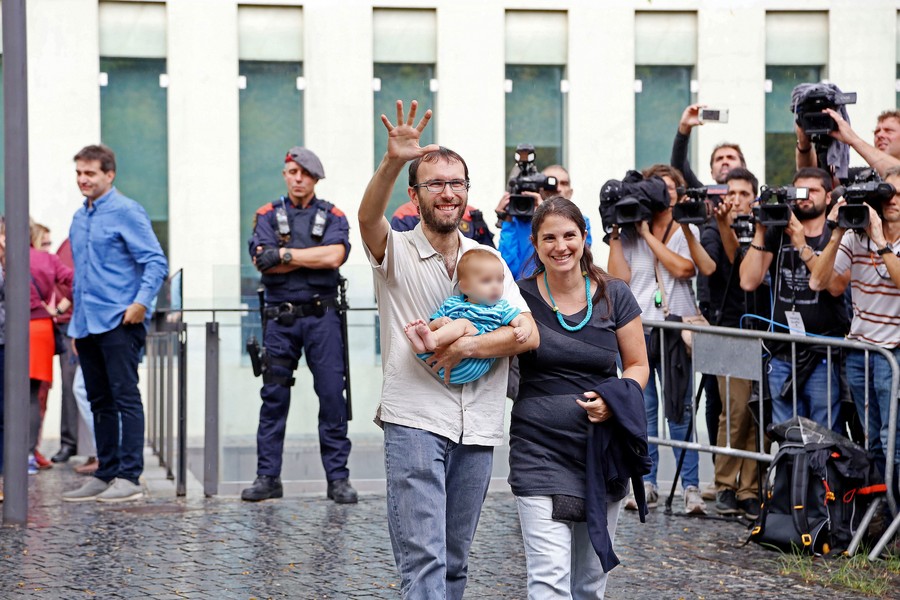 Pep Masoliver, sortint amb la seva família de la Ciutat de la Justícia el 22 de setembre de 2017