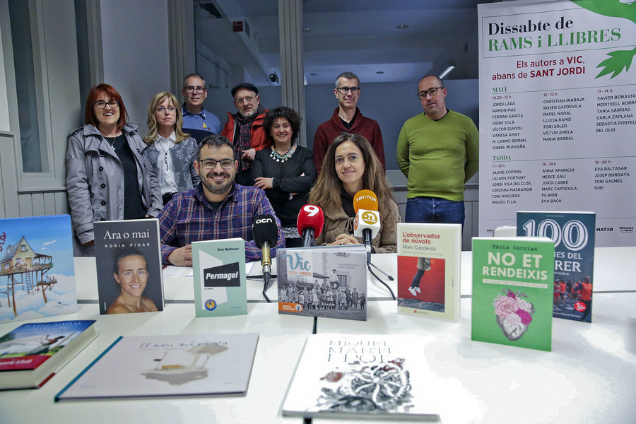 Els llibreters amb la regidora de Cultura Susagna Roura