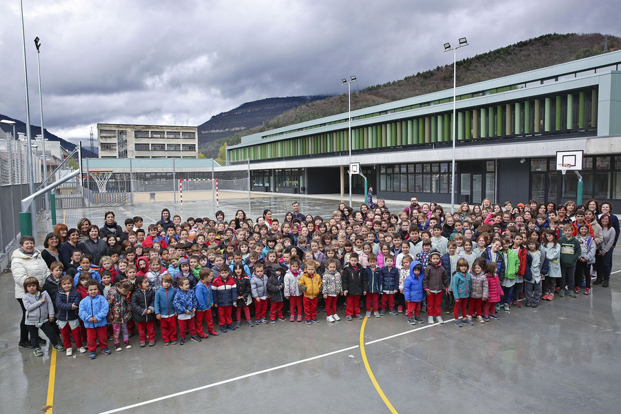 Els alumnes de l’escola Pirineu al nou edifici de Can Ribalaigua, on han començat a fer-hi classes aquesta setmana