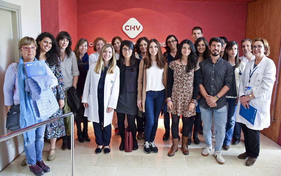 Foto de família dels metges amb personal del Consorci Hospitalari