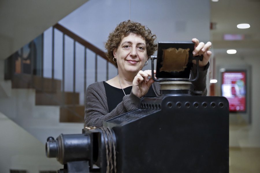 Eulàlia Collelldemont, amb un projector antic, a l’espai de la UVic que exerceix de seu física del Museu Virtual de Pedagogia