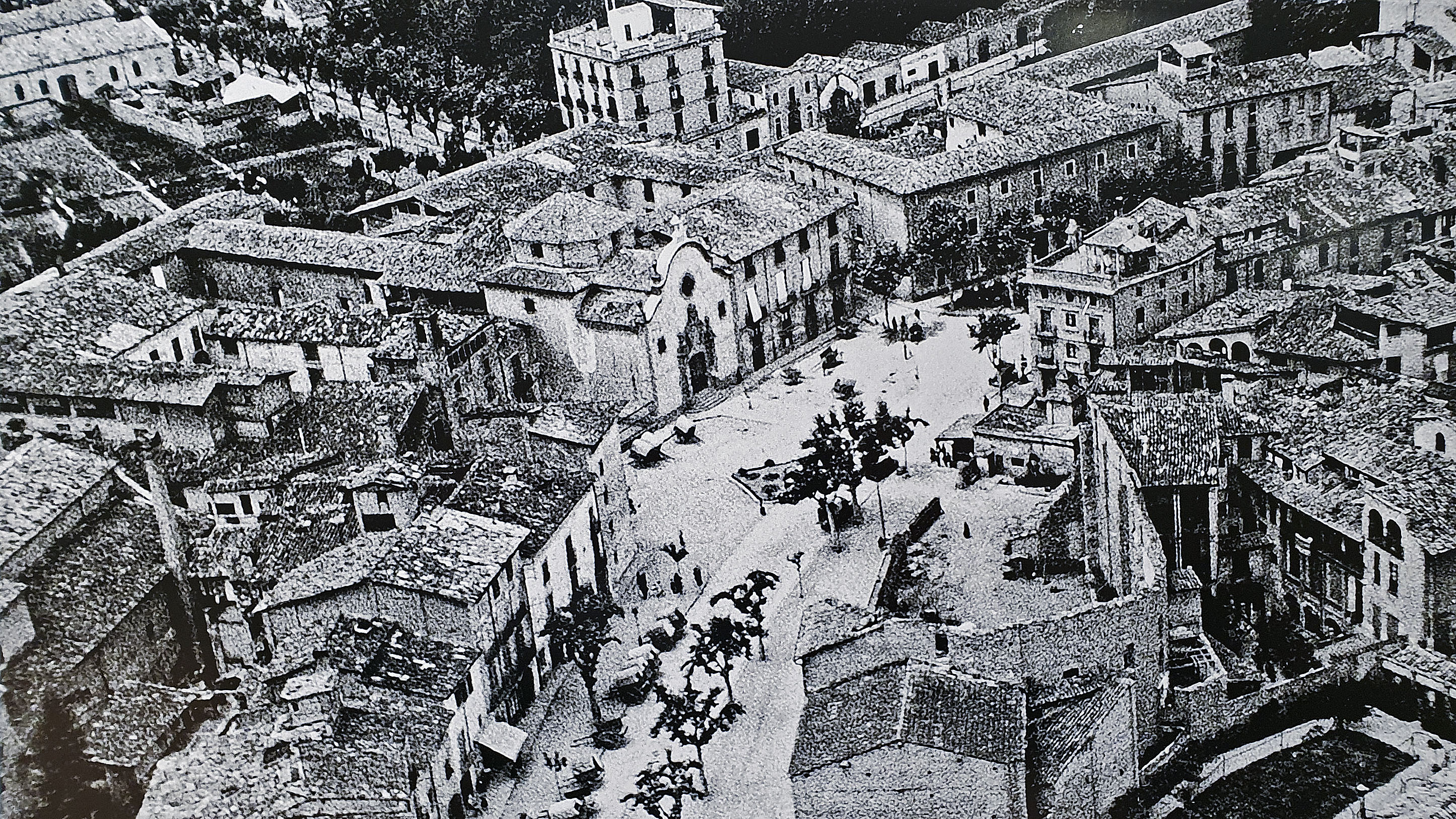 Una imatge dels anys 30 amb les restes del teatre cremat, captada per Joan Gaspar i que aquests dies s'exposa a la seu de la Fundació Antiga Caixa Manlleu, a Vic
