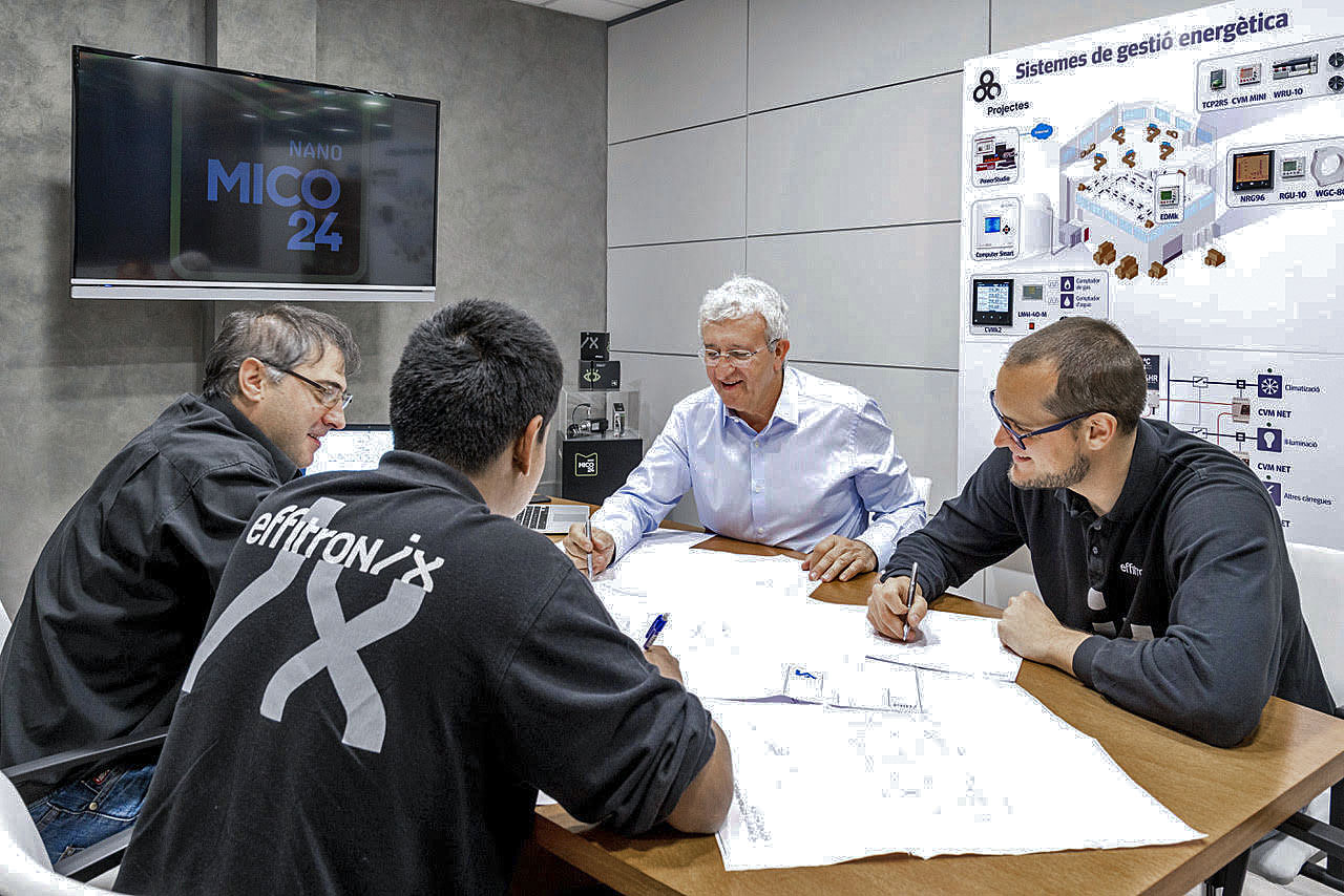 Lluís Verdaguer, amb camisa clara, amb alguns dels treballadors que han ideat el MICO24 Nano