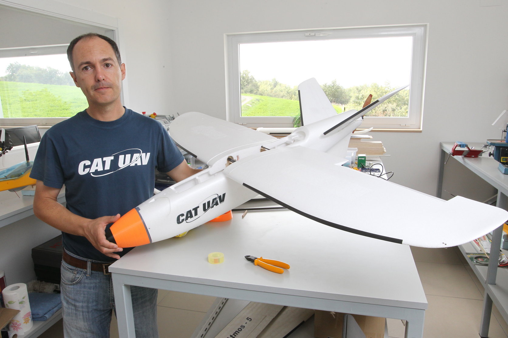 Jordi Santacana, responsable de Catuav, amb un dels drons desenvolupats