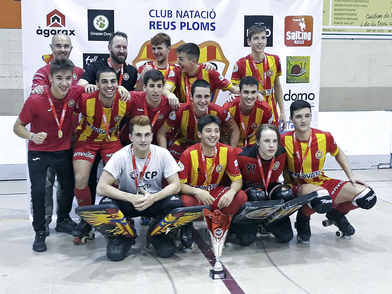 L'equip júnior del CP Manlleu amb la copa de campions