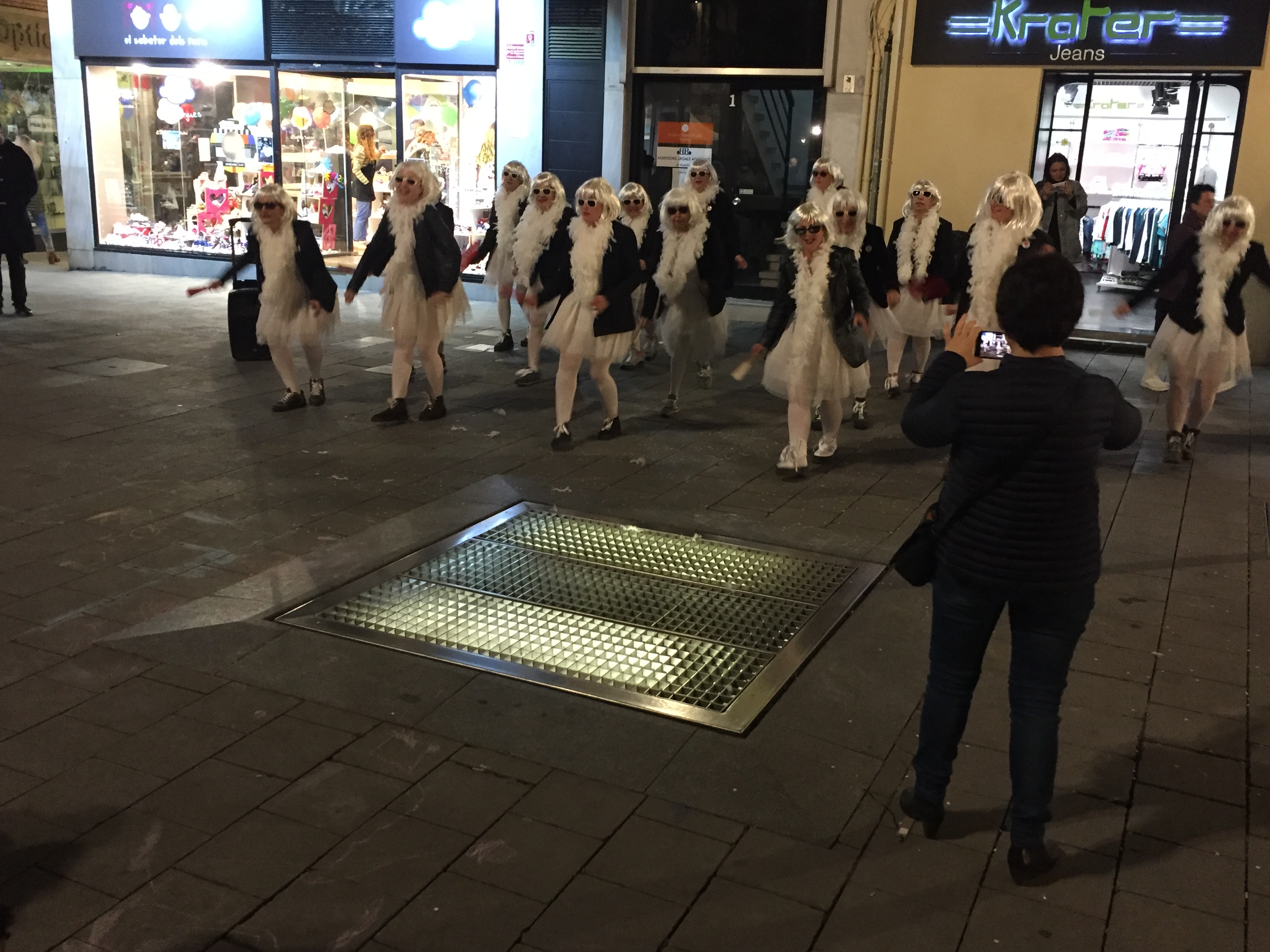 Les Guapes Blanques ballant a la plaça de les Olles