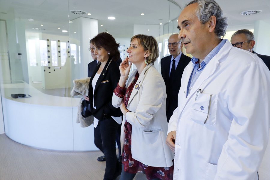 La consellera de Salut, Alba Vergés, va visitar la nova unitat fa un mes. A la foto, amb el doctor Escoté i l'alcaldessa de Vic