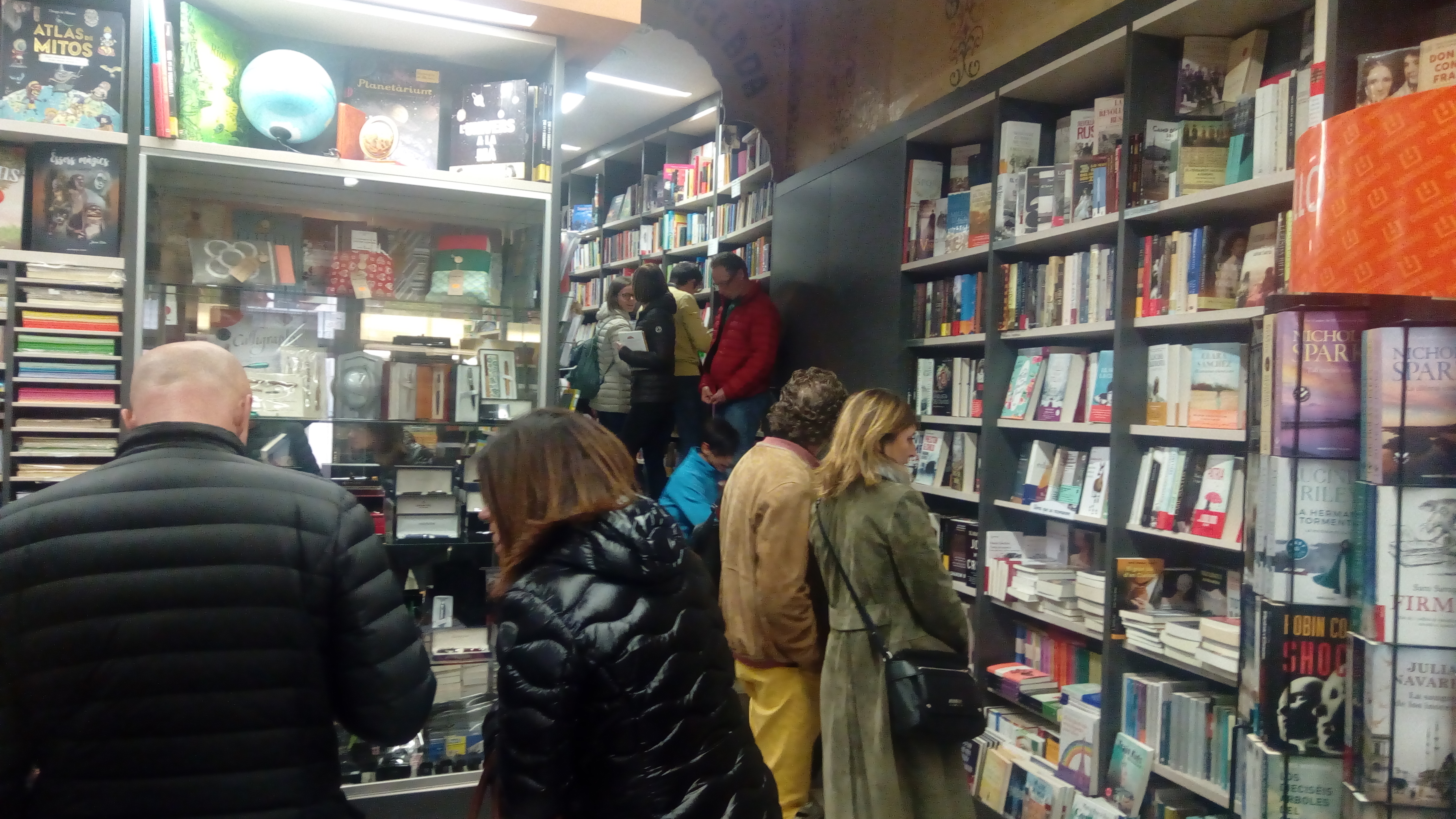 Alguns lectors avançant les compres aquest dilluns al vespre, a la llibreria Anglada de Vic
