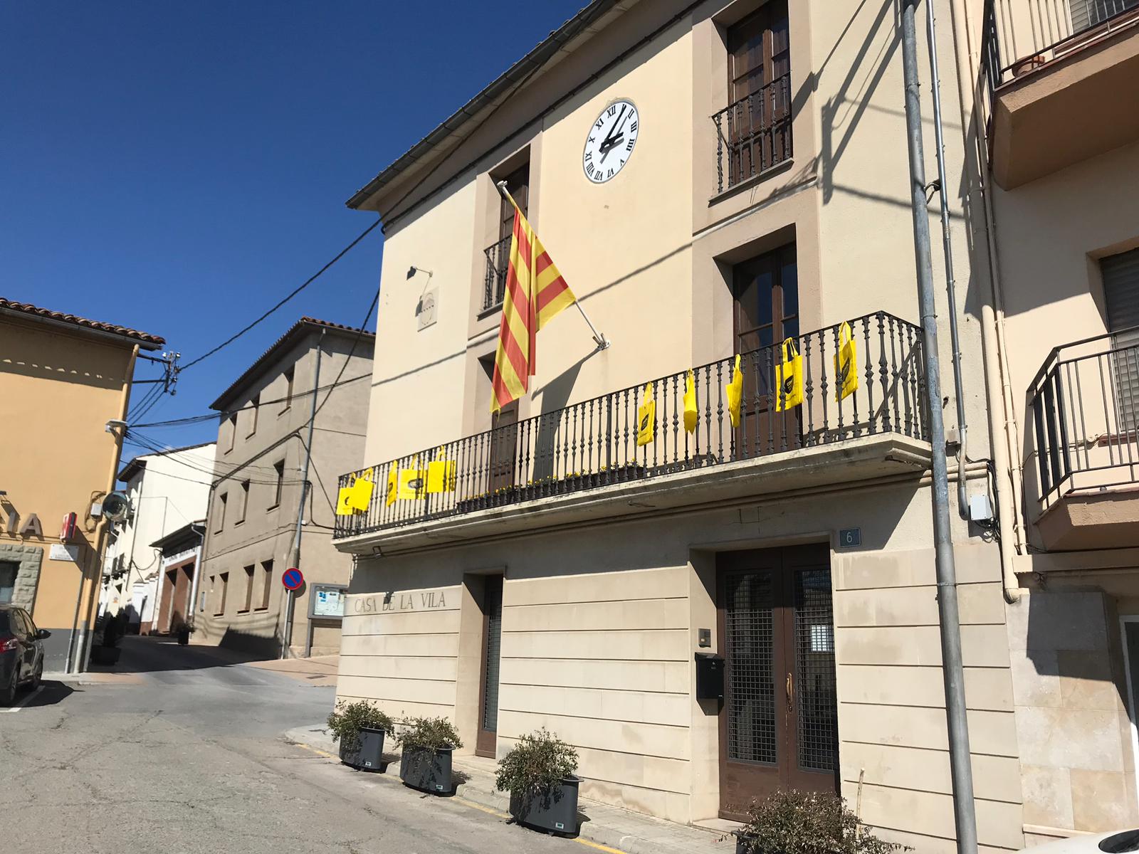 La façana de l'Ajuntament de Sant Vicenç amb les bosses grogues aquest dissabte