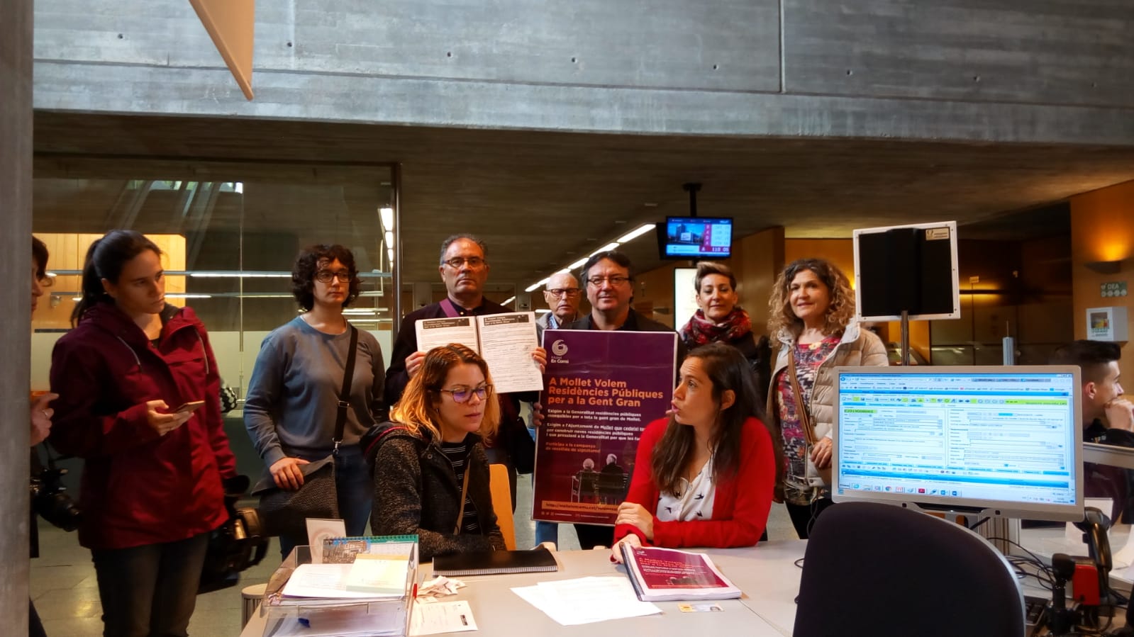 Marina Escribano i altres membres de Mollet en Comú lliuren les firmes