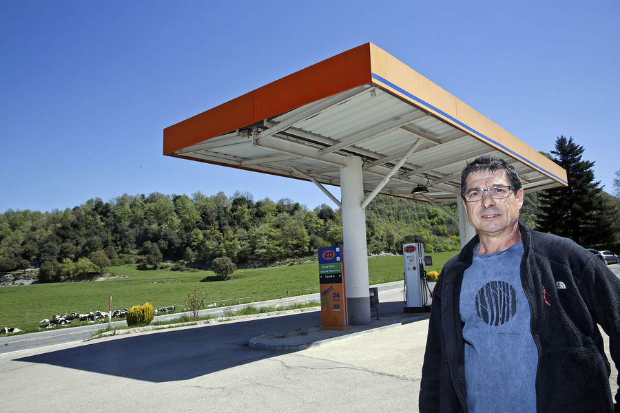 Francesc Feixas, aquest dimecres a la benzinera de Cantonigròs. Tancarà després de 45 anys de servei